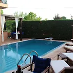 4-seasons Pool Near Meteora *