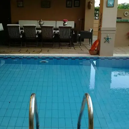 4-seasons Pool Near Meteora *