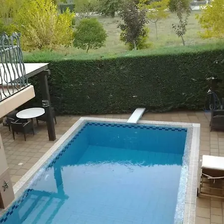 4-seasons Pool Near Meteora *