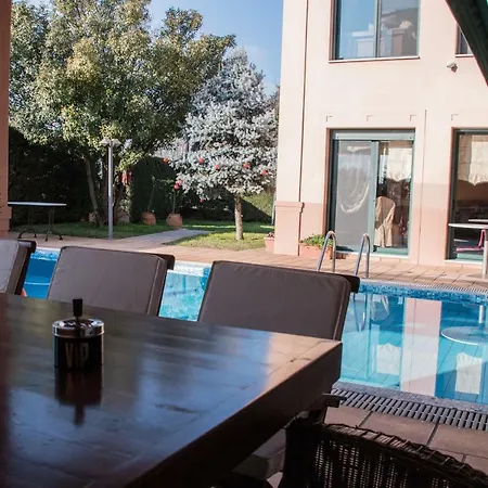 4-seasons Pool Near Meteora