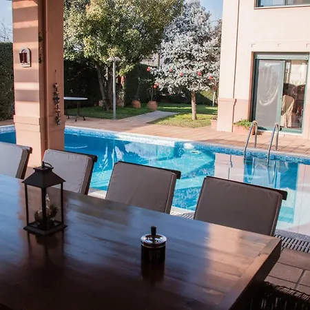 4-seasons Pool Near Meteora