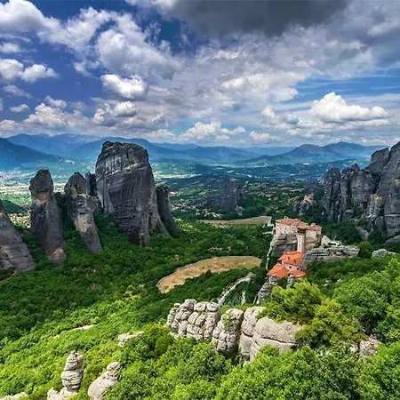 4-seasons Pool Near Meteora