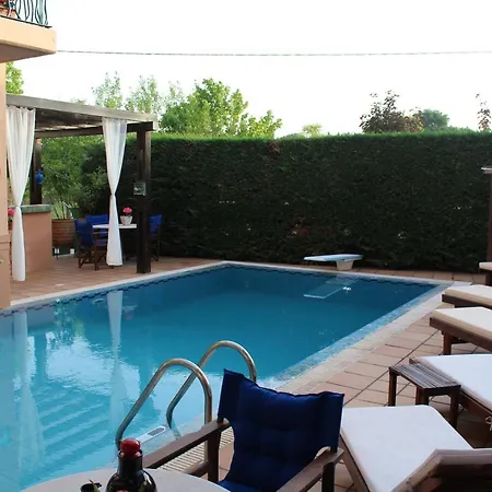 4-seasons Pool Near Meteora *