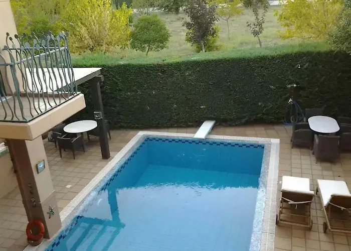 4-seasons Pool Near Meteora *